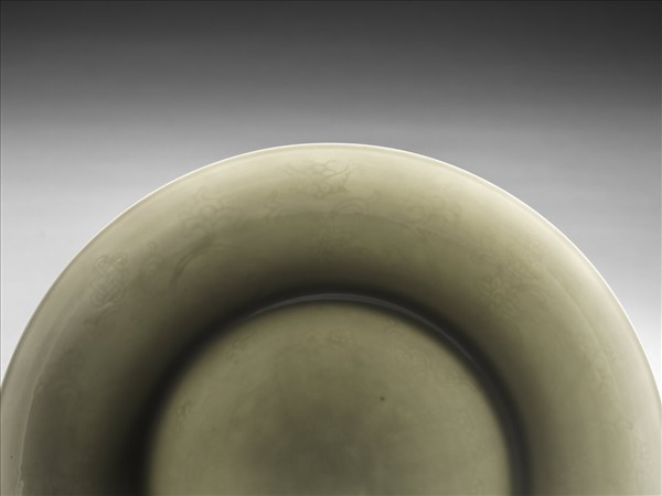 甜白釉番蓮八寶紋盤