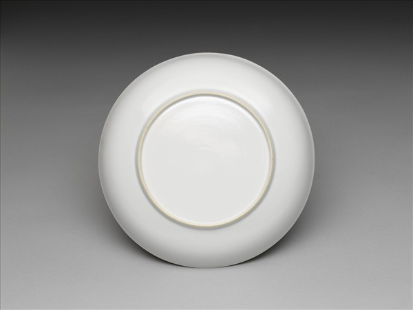 甜白釉番蓮八寶紋盤