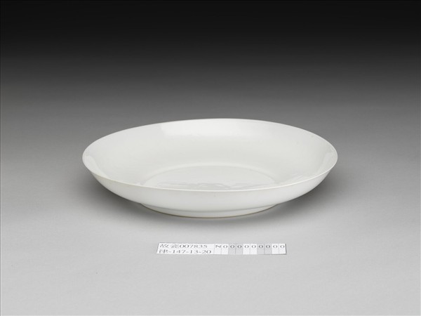 甜白釉番蓮八寶紋盤