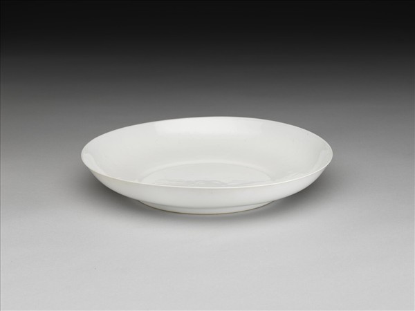 甜白釉番蓮八寶紋盤