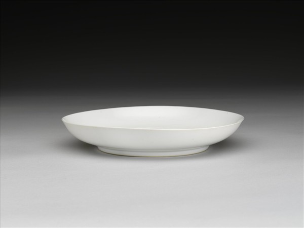 甜白釉番蓮八寶紋盤