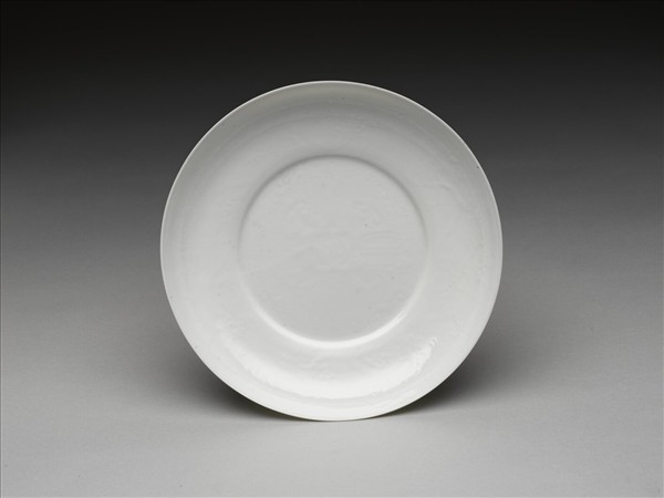 甜白釉番蓮八寶紋盤