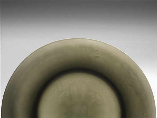 甜白釉番蓮八寶紋盤