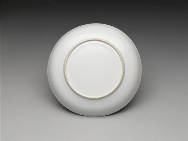 甜白釉番蓮八寶紋盤