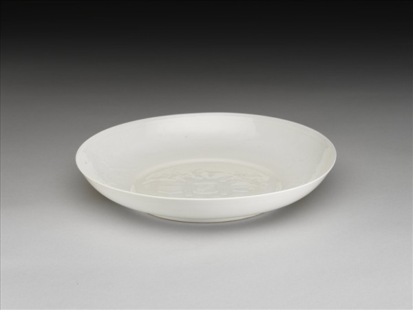 甜白釉番蓮八寶紋盤