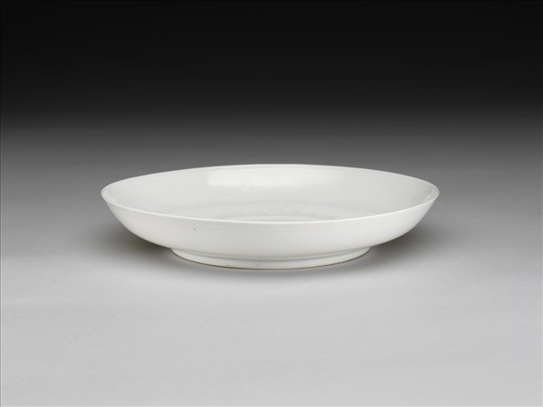 甜白釉番蓮八寶紋盤