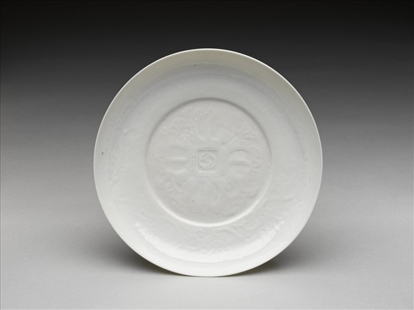 甜白釉番蓮八寶紋盤