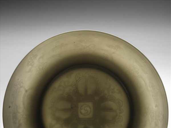 甜白釉番蓮八寶紋盤