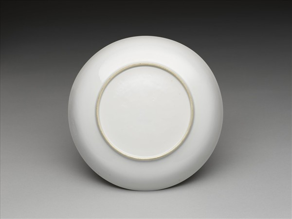 甜白釉番蓮八寶紋盤