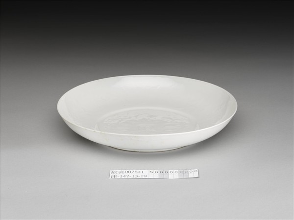 甜白釉番蓮八寶紋盤