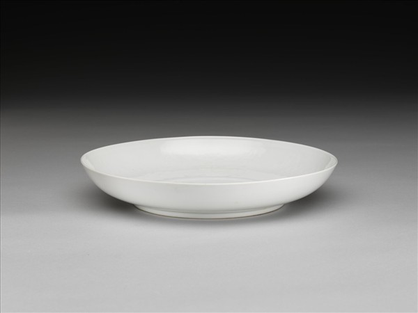 甜白釉番蓮八寶紋盤