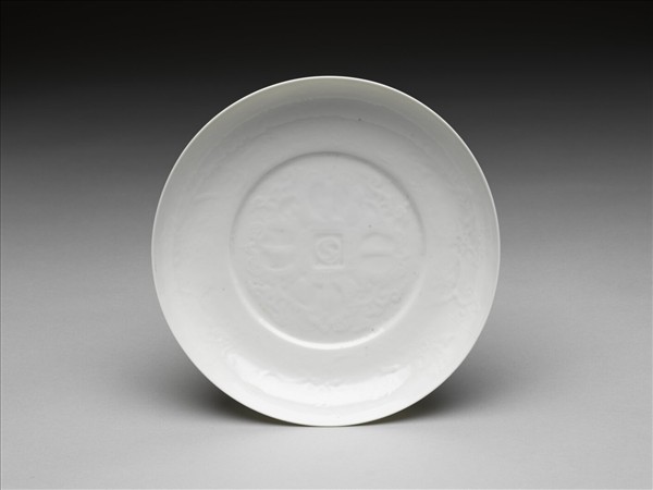 甜白釉番蓮八寶紋盤