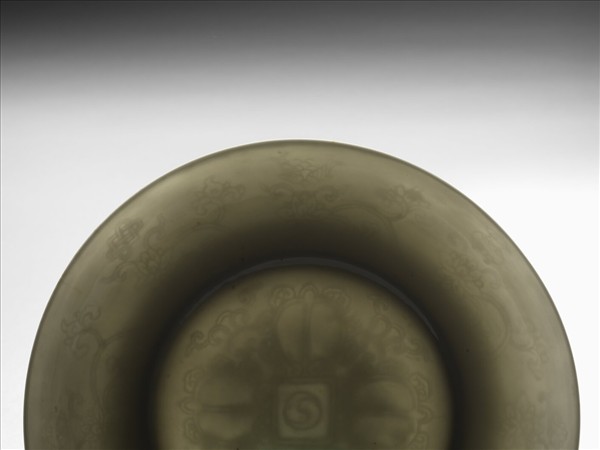 甜白釉番蓮八寶紋盤