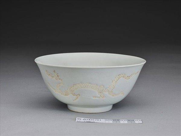 甜白釉龍紋碗