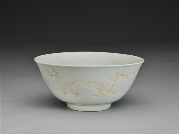 甜白釉龍紋碗