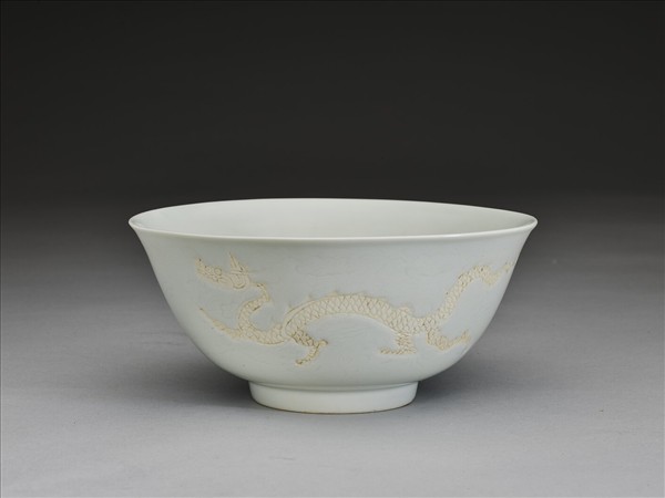 甜白釉龍紋碗