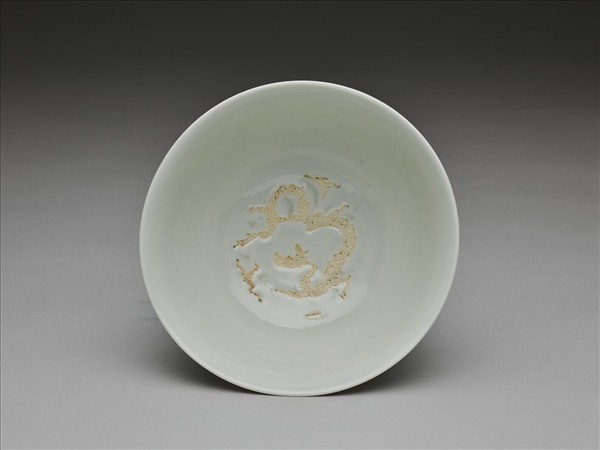 甜白釉龍紋碗