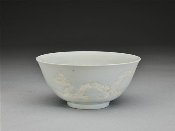 甜白釉龍紋碗