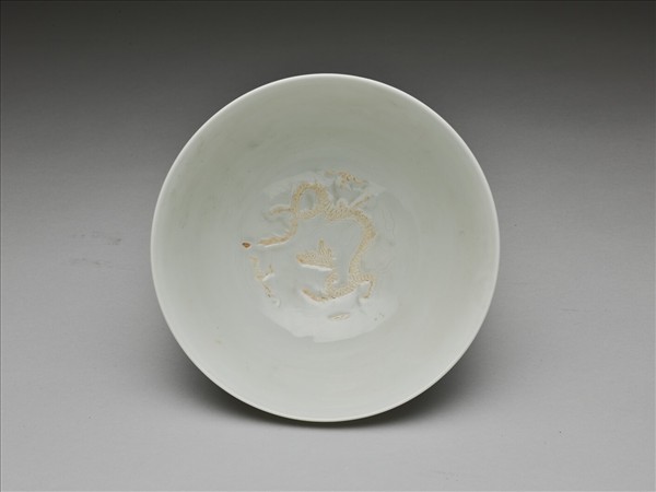 甜白釉龍紋碗