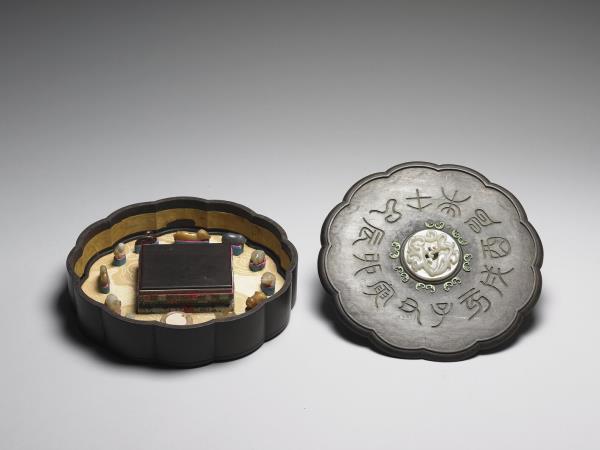 嵌玉十二地支紋木盒