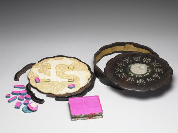 嵌玉十二地支紋木盒