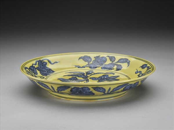 青花黃地折枝花果紋盤