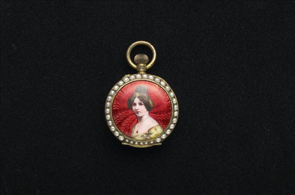 畫琺瑯西洋仕女圖鑲珠懷錶