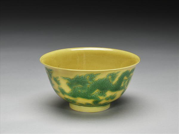 黃釉綠彩雙龍紋碗