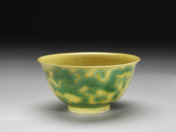黃釉綠彩雙龍紋碗