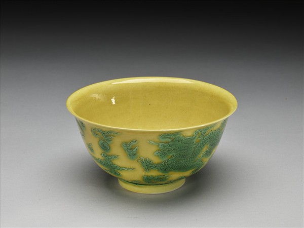黃釉綠彩雙龍紋碗