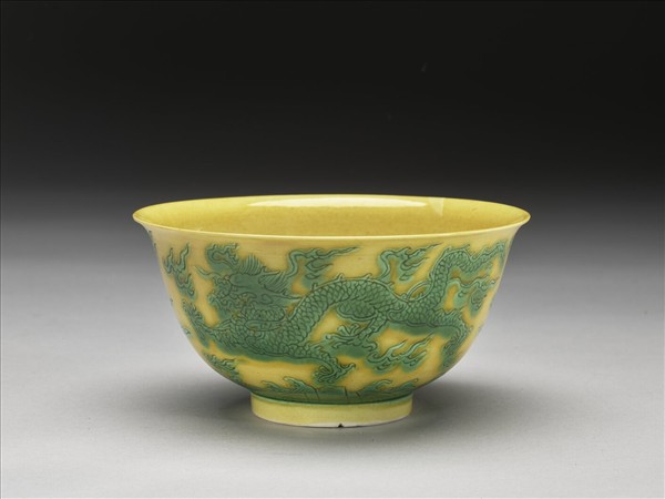 黃釉綠彩雙龍紋碗