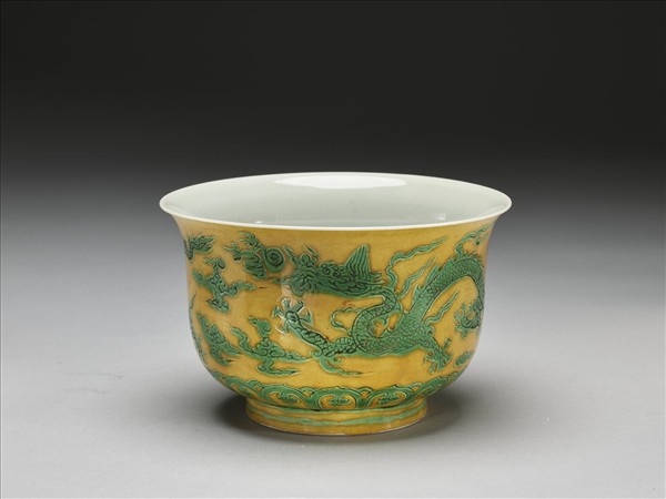 黃地綠彩雲龍紋碗