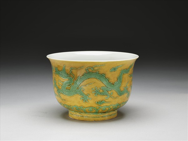 黃地綠彩雲龍紋碗