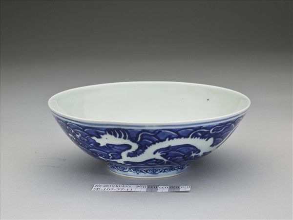 青花波濤龍紋碗