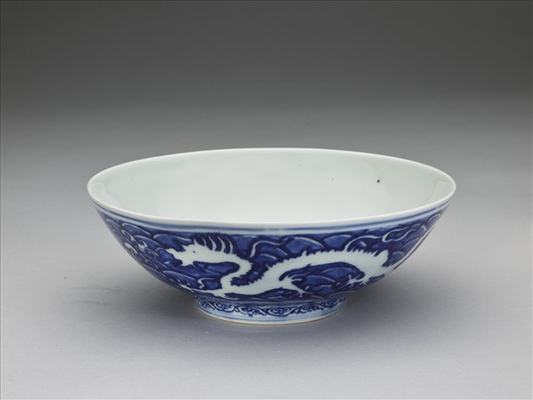 青花波濤龍紋碗