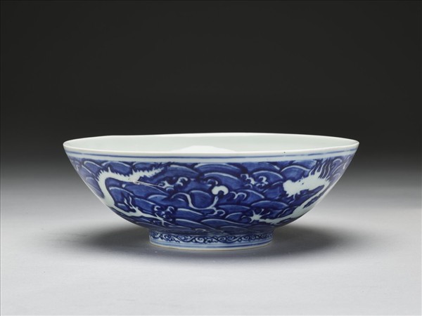 青花波濤龍紋碗
