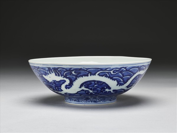 青花波濤龍紋碗