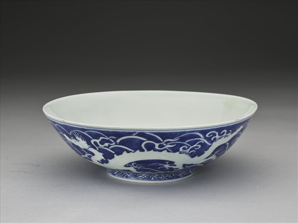 青花波濤龍紋碗