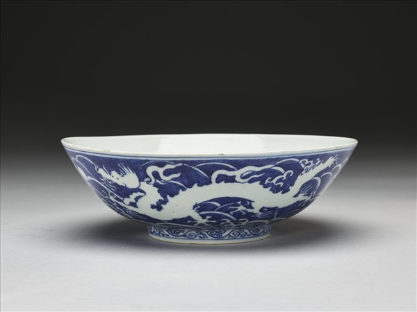 青花波濤龍紋碗
