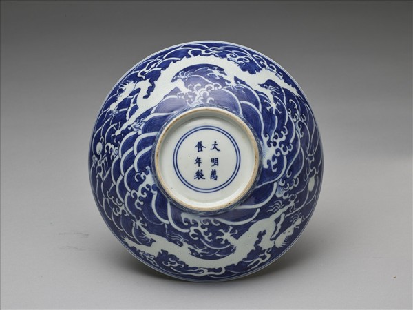 青花波濤龍紋碗