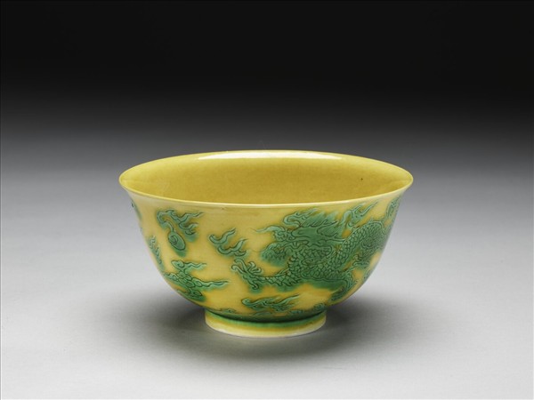 黃釉綠彩雙龍紋碗