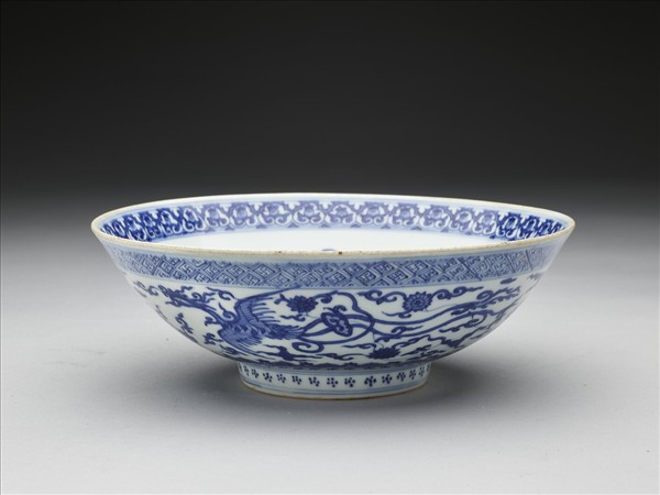 青花番蓮鳳紋碗