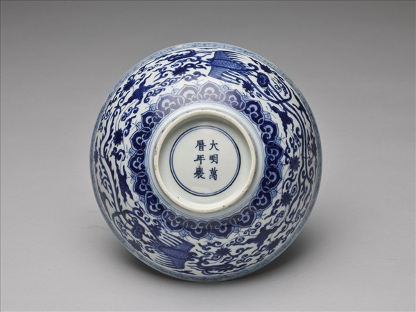 青花番蓮鳳紋碗