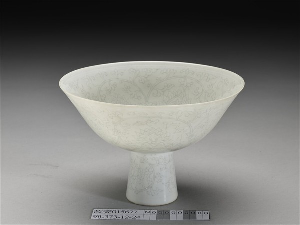 青白瓷劃花番蓮紋高足碗