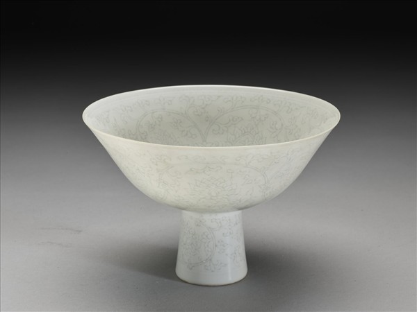 青白瓷劃花番蓮紋高足碗