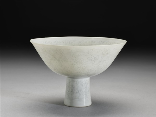 青白瓷劃花番蓮紋高足碗