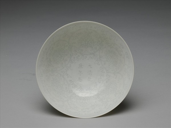 青白瓷劃花番蓮紋高足碗