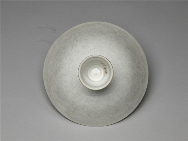 青白瓷劃花番蓮紋高足碗