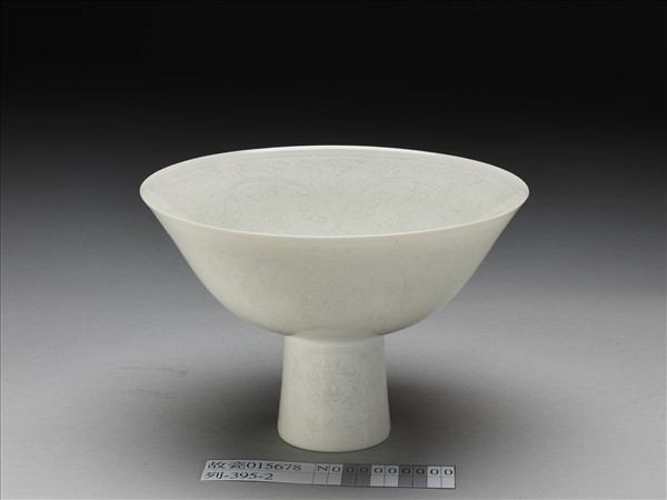 青白瓷劃花番蓮紋高足碗