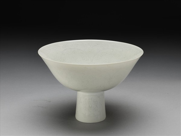 青白瓷劃花番蓮紋高足碗